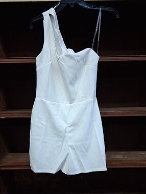NWT Womens Crystal Sky White One-Shoulder Romper